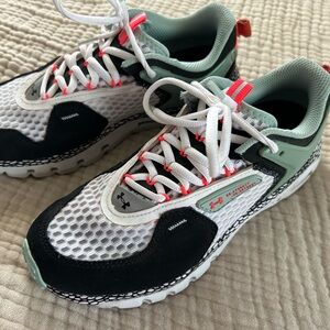 SOLD - Women’s Under Armour HOVR